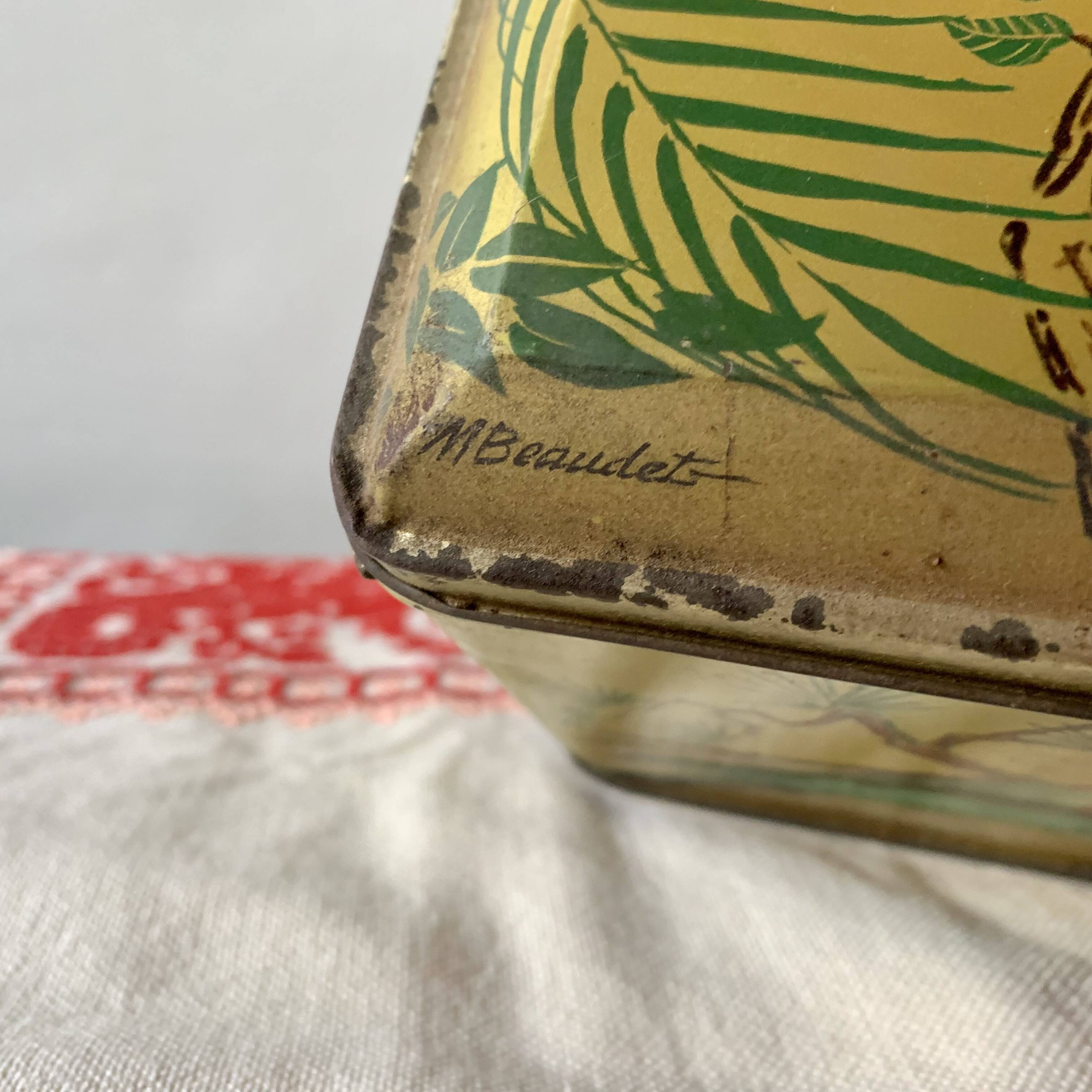 Large metal box - lithograph signed M. Beaudet - bird decoration