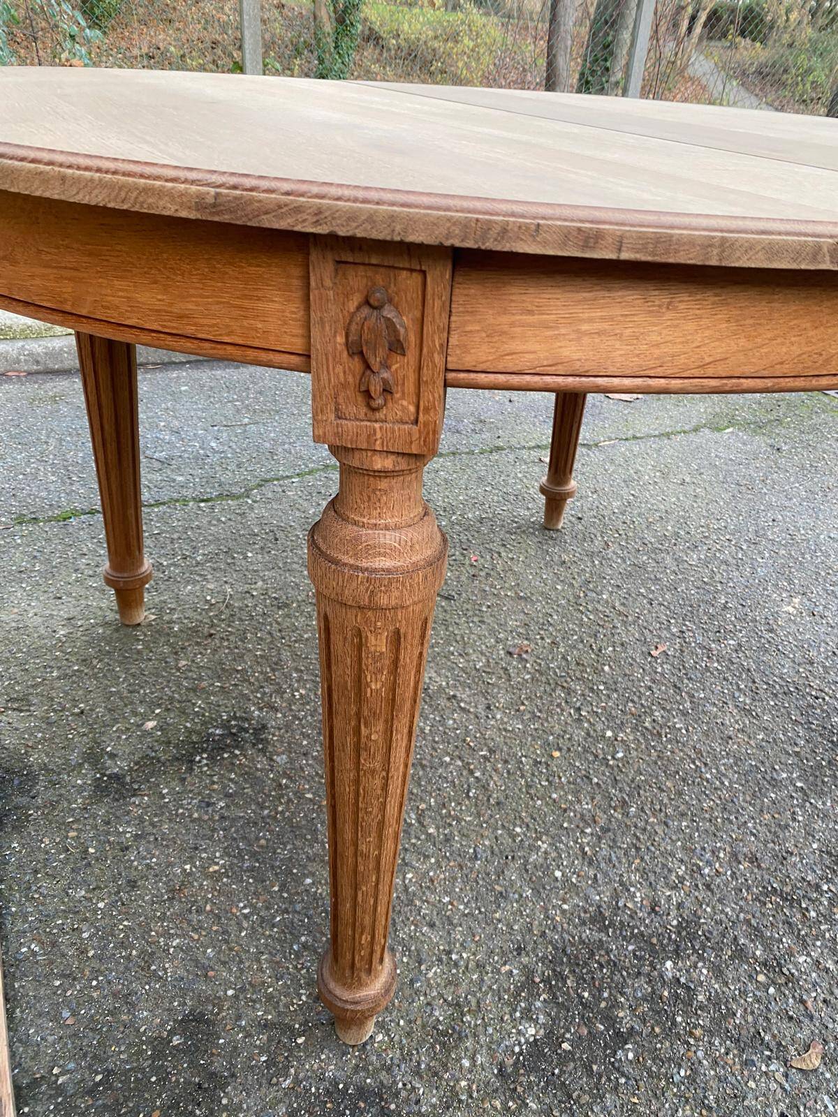 Extendable round Art Deco dining table, restored in solid oak, circa 1950, 280cm