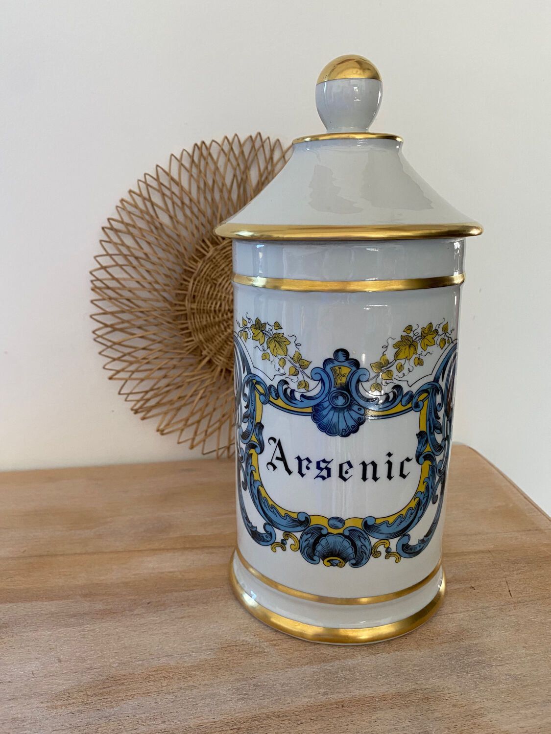 Pot à pharmacie Arsenic porcelaine blanche et dorée
