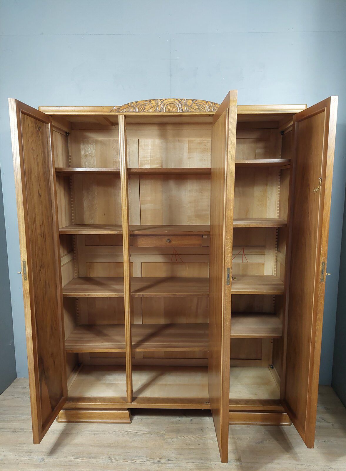 Armoire de style Art Déco en noyer