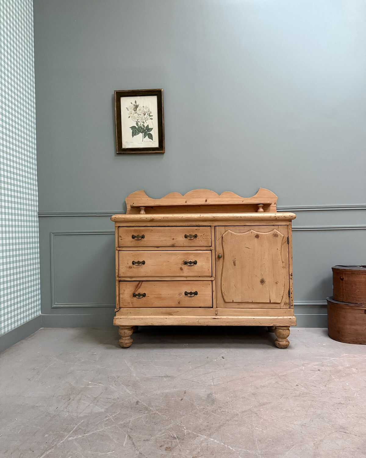 Large English chest of drawers (renovated)