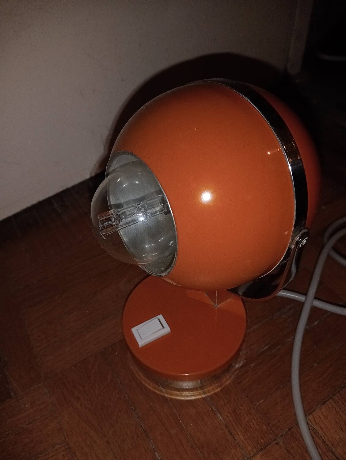 Lampe à poser eyeball orange et chrome
