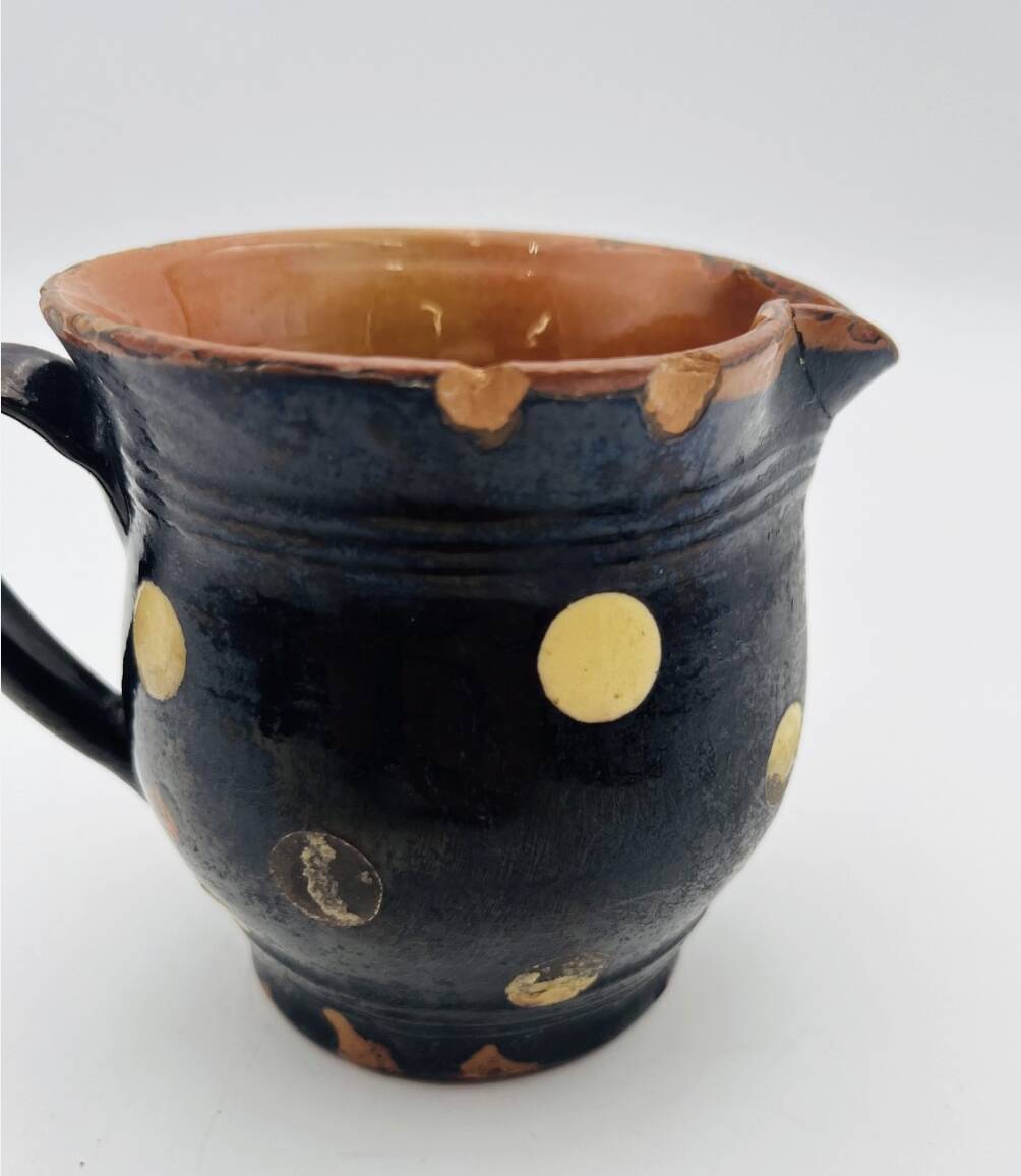 Petit pichet savoyard en terre cuite vernissée noir à pois - 637010