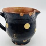 Petit pichet savoyard en terre cuite vernissée noir à pois - 637010