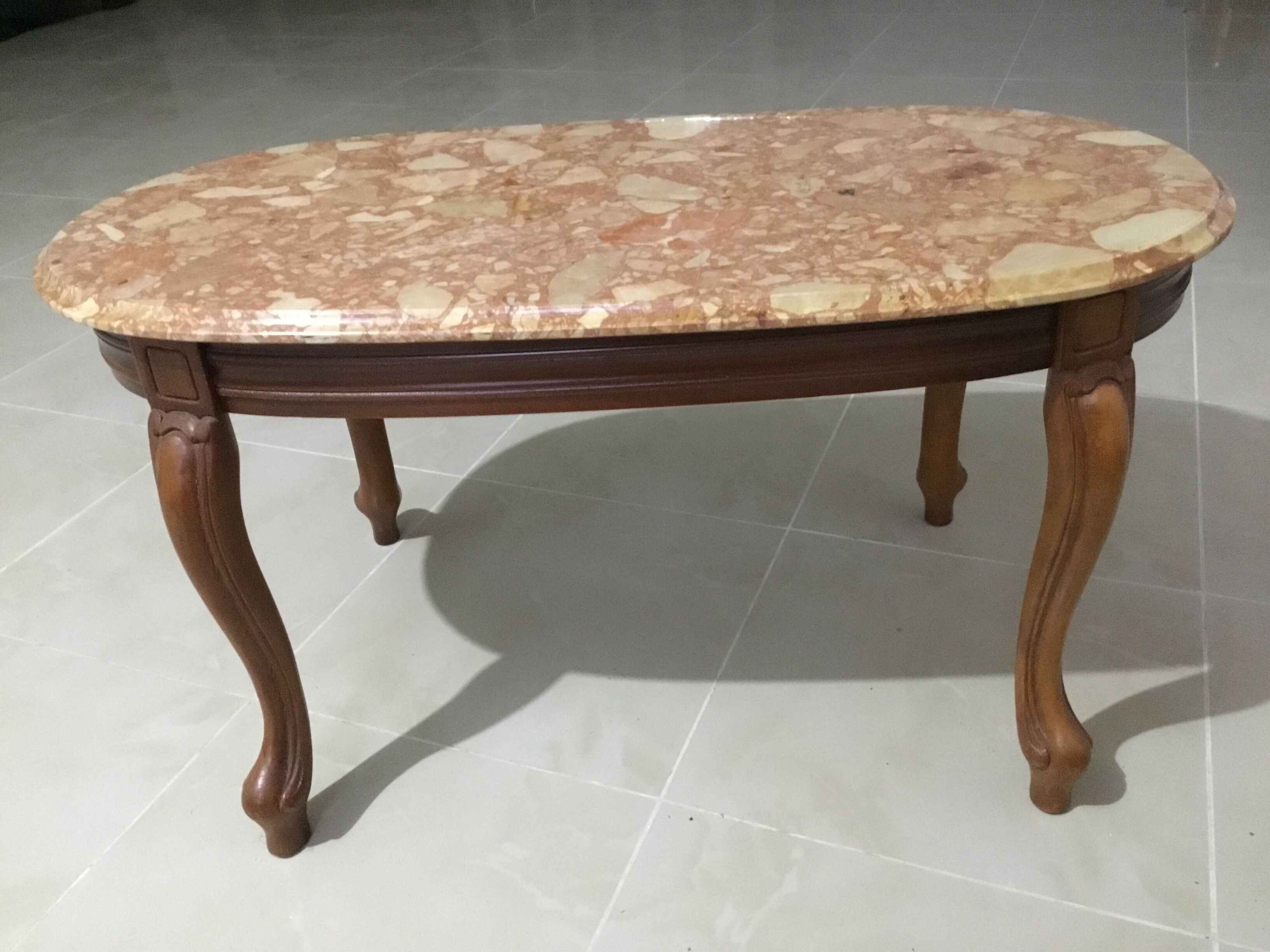 Table basse avec plateau en marbre