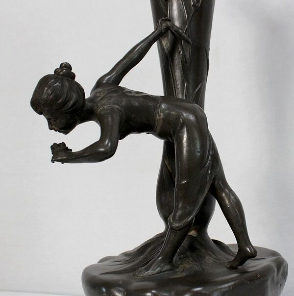 Vase en étain « Jeune femme cueillant un nénuphar », signé P. Jean, Art Nouveau début XXe