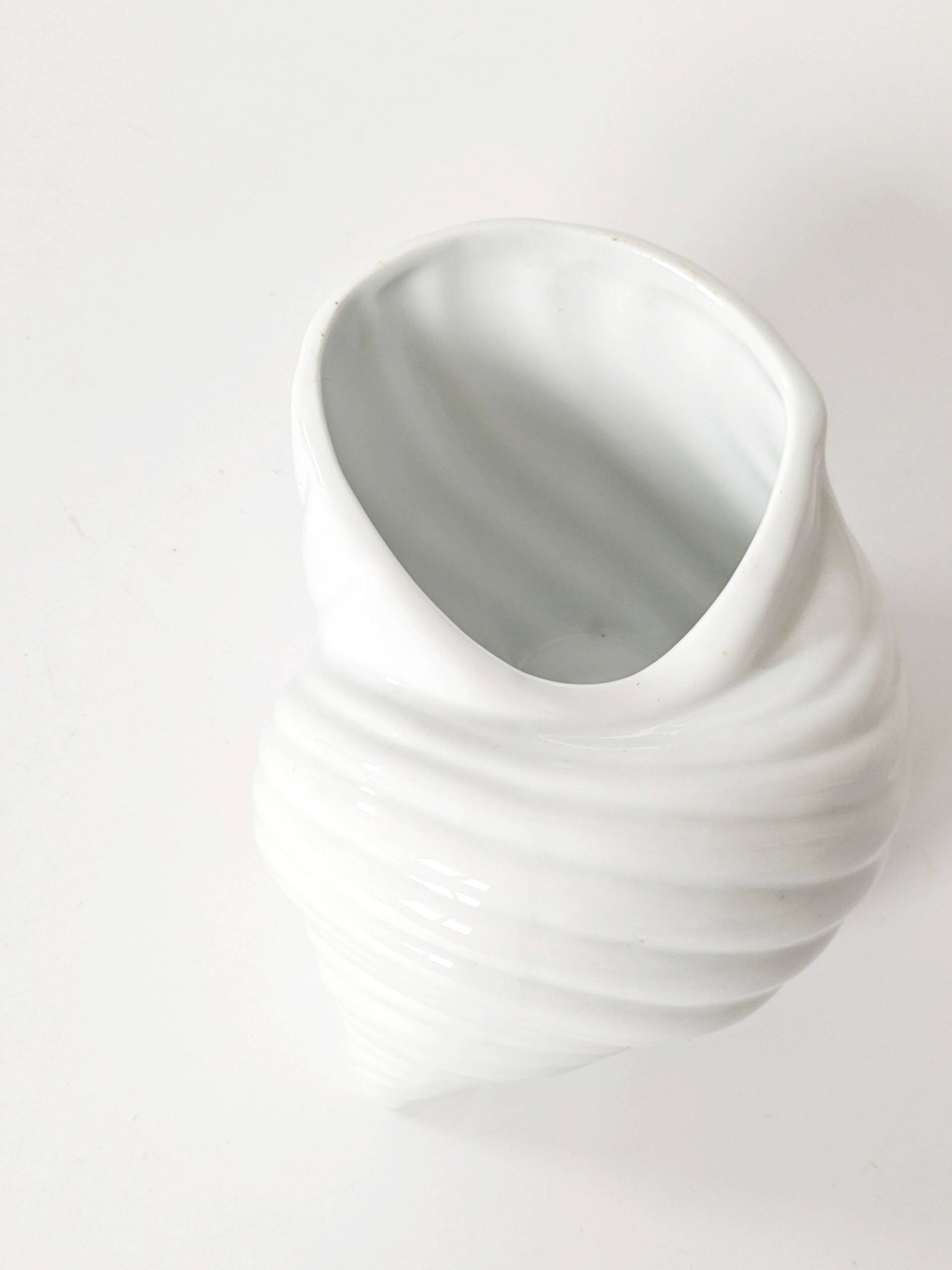 Shell-shaped porcelain catchall, Royal KPM Bavaria from the 1970s.