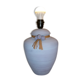 Pied de lampe en céramique vintage avec collier de boules et raphia.