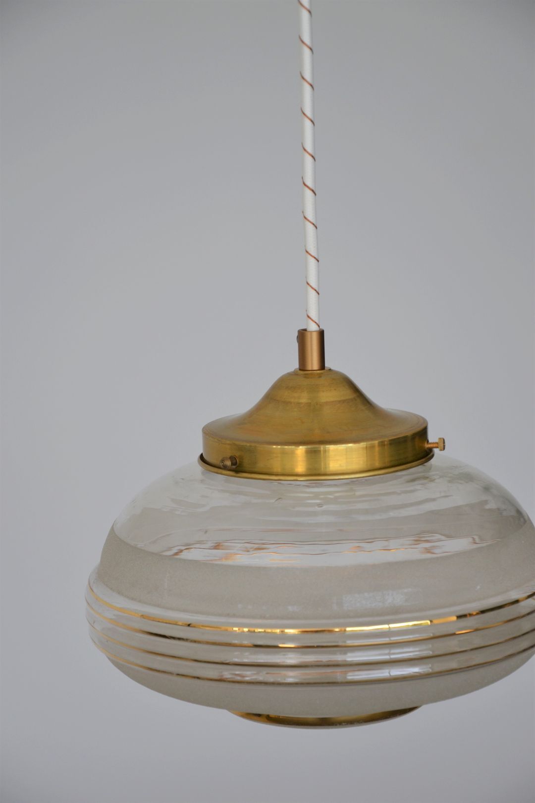 Suspension globe in frosted glass with golden edges