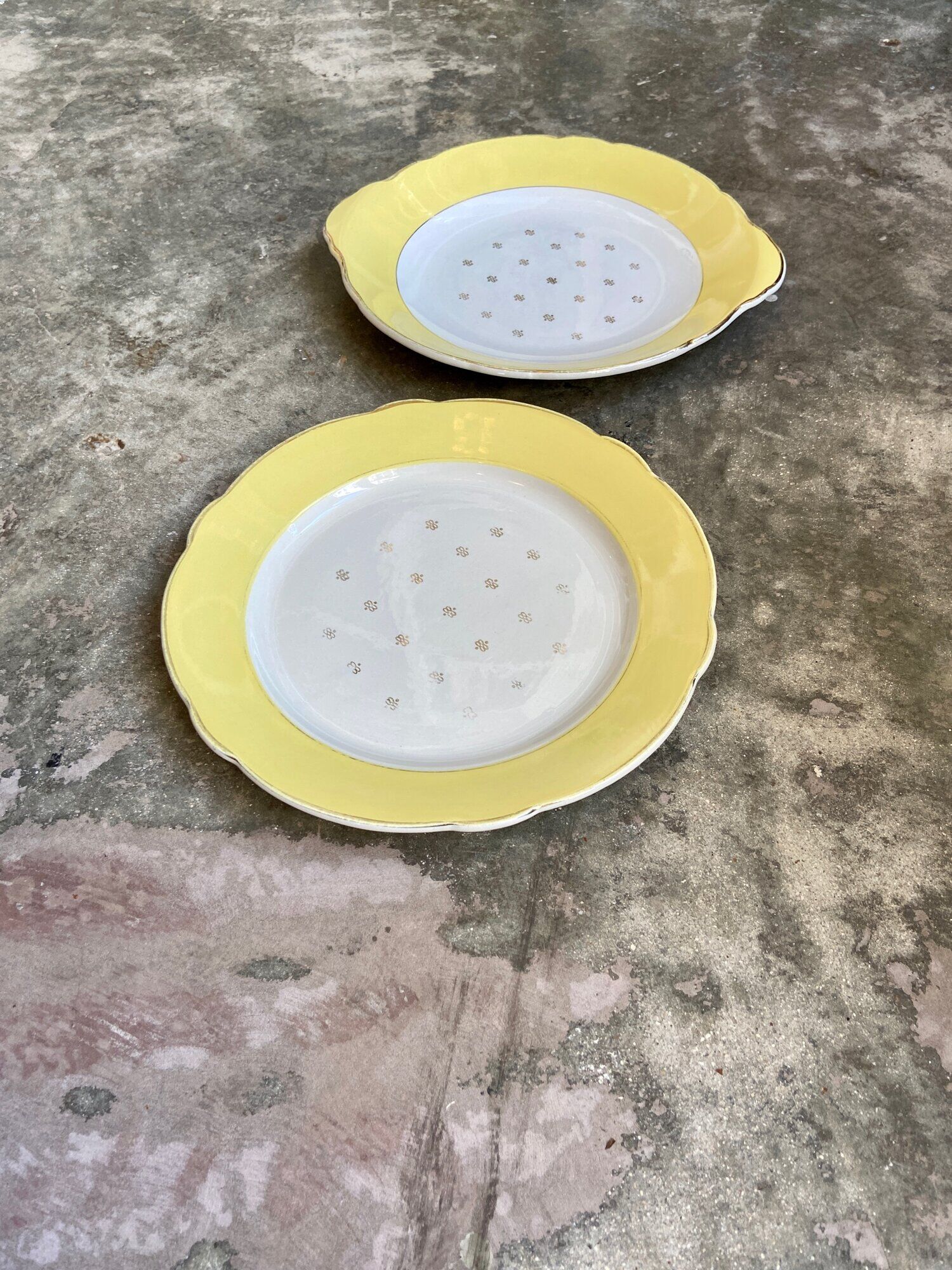 2 plats ronds Luneville en faïence jaune et dorée, service "Josette"