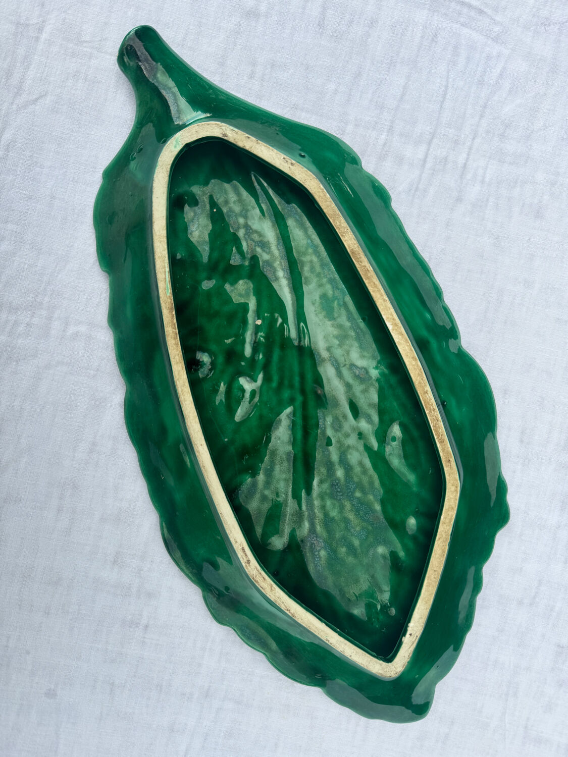 Leaf-shaped dish