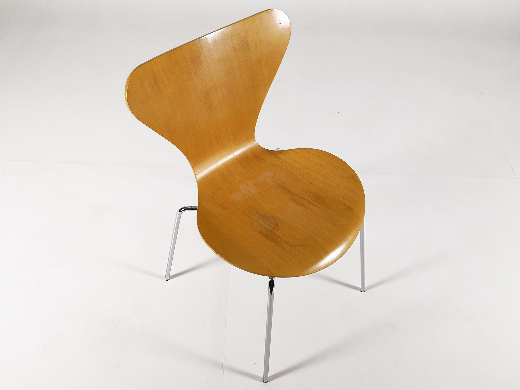 Pair of chairs 3107 "Butterfly" by Arne Jacobsen for Fritz Hansen