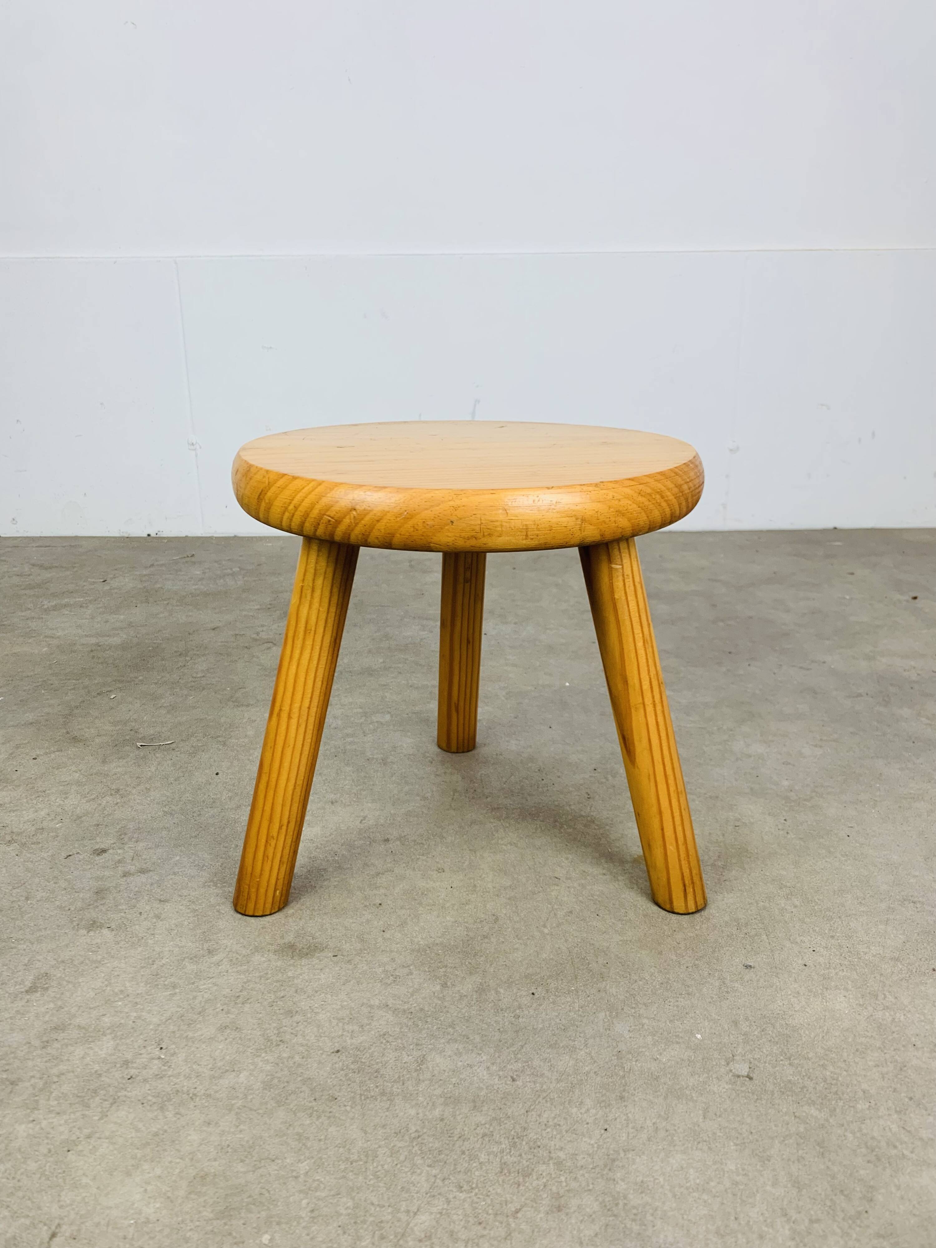 Tripod stool in pine, solid wood, vintage, mountain chalet style.
