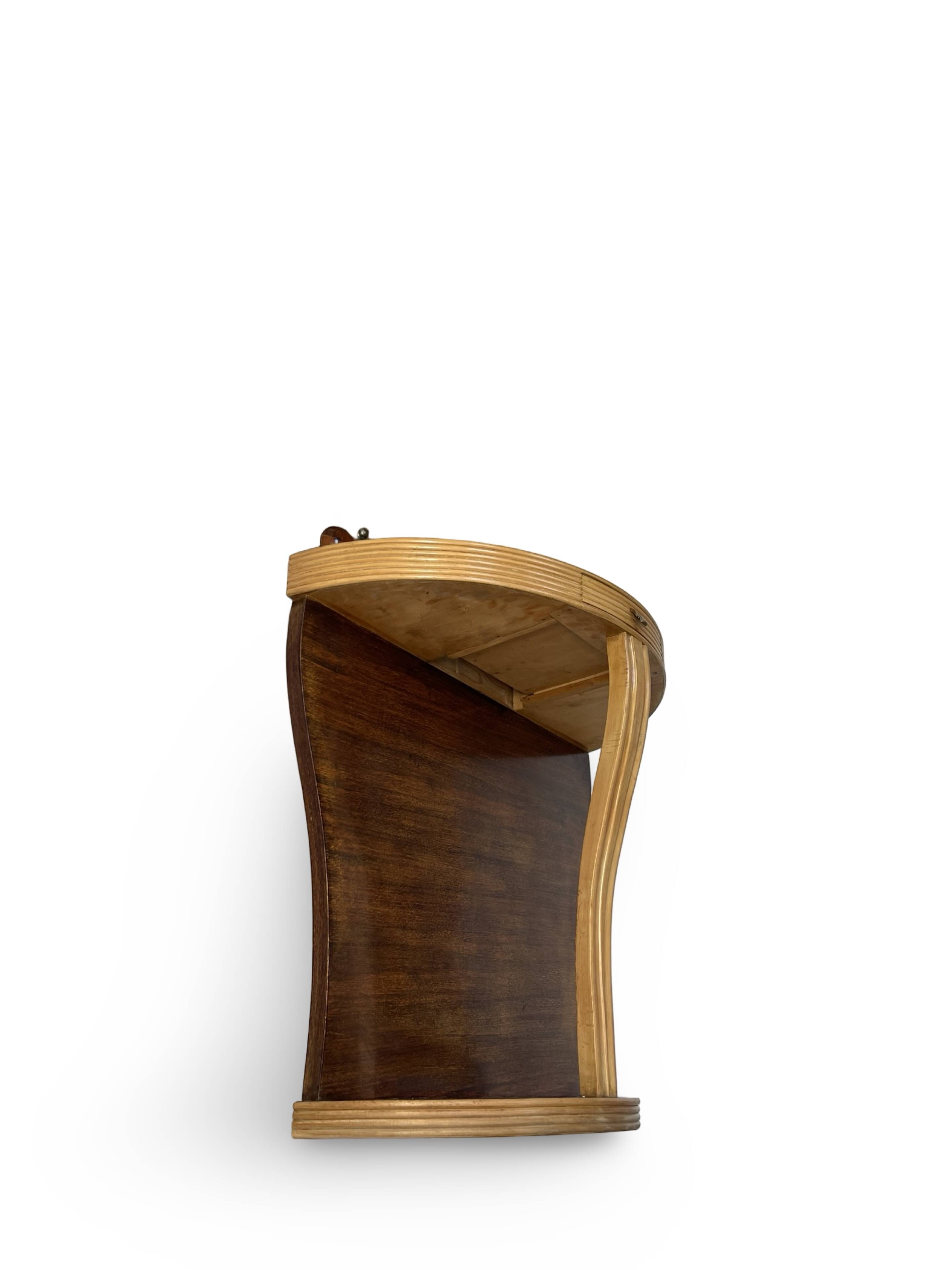 Console Art Déco moderne du milieu du siècle, dans le style de Paolo Buffa.
