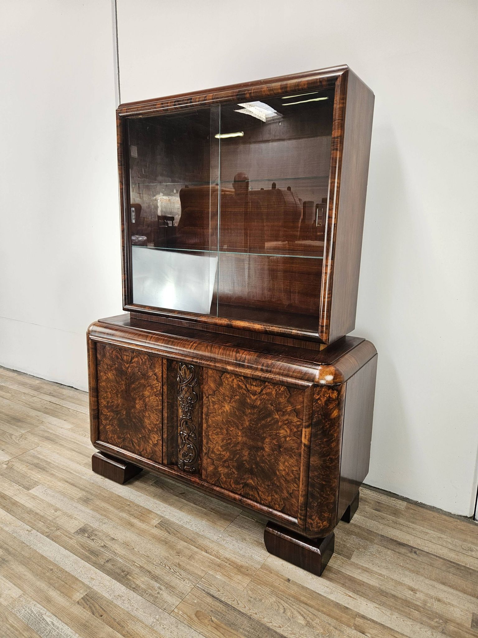 Vitrine Art Déco des années 1930 en noyer et racine de noyer
