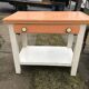 Table de cuisine vintage en bois orange et blanc avec tiroir et étagère basse