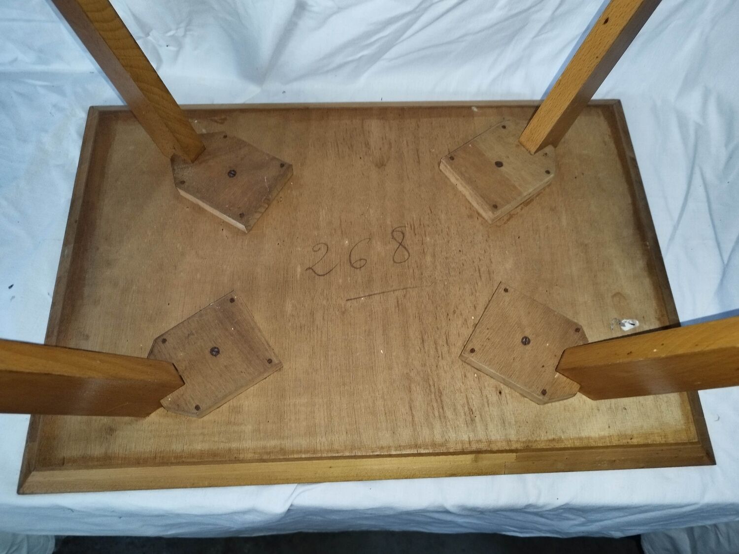 Coffee table from the 50s spindle feet