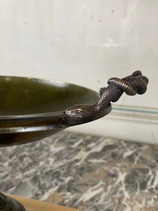 Coupe en bronze sur un socle en marbre jaune de Sienne, début XIXème siècle