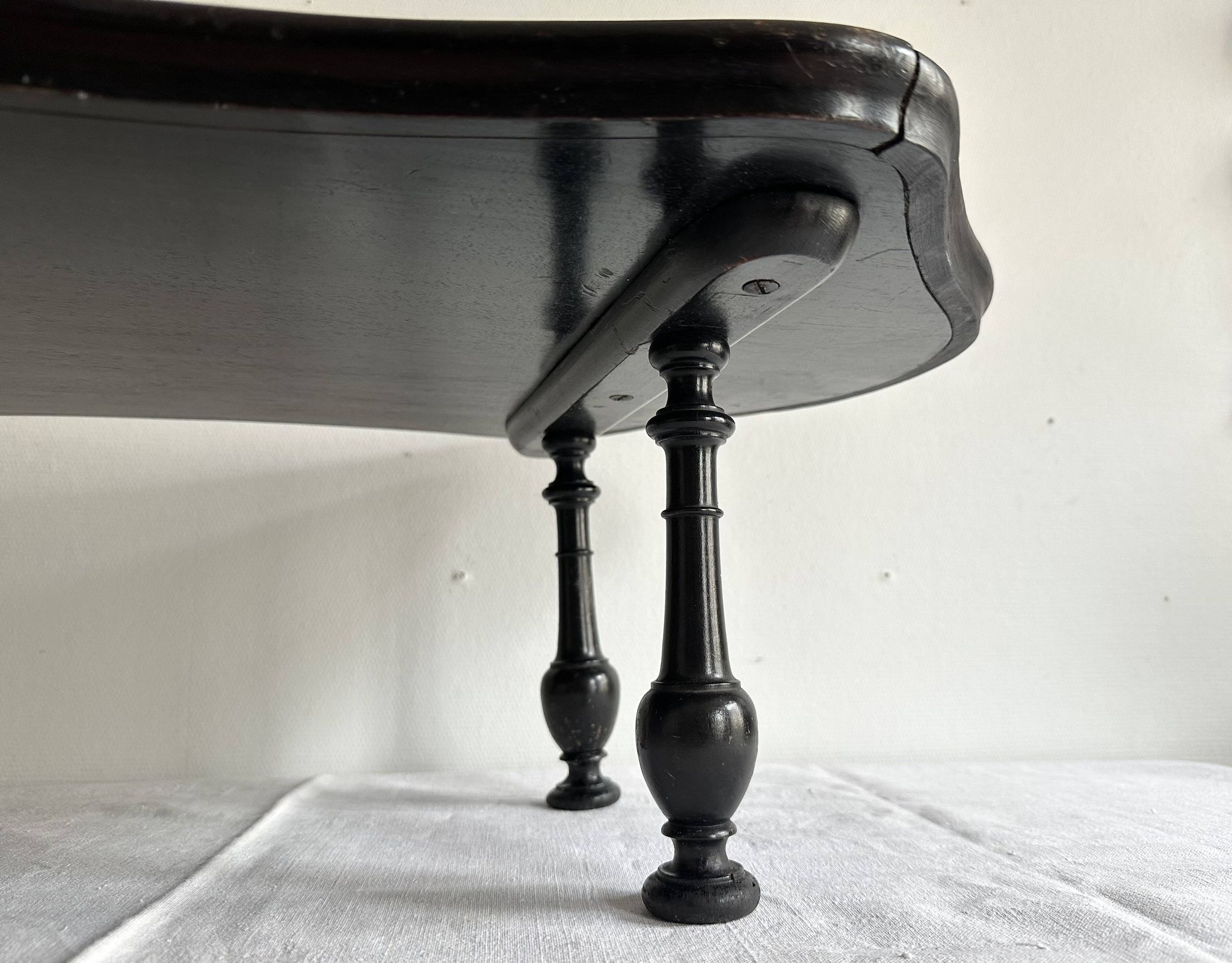 Presentation table of Napoleon III in black lacquered wood, 19th century.