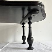 Presentation table of Napoleon III in black lacquered wood, 19th century.