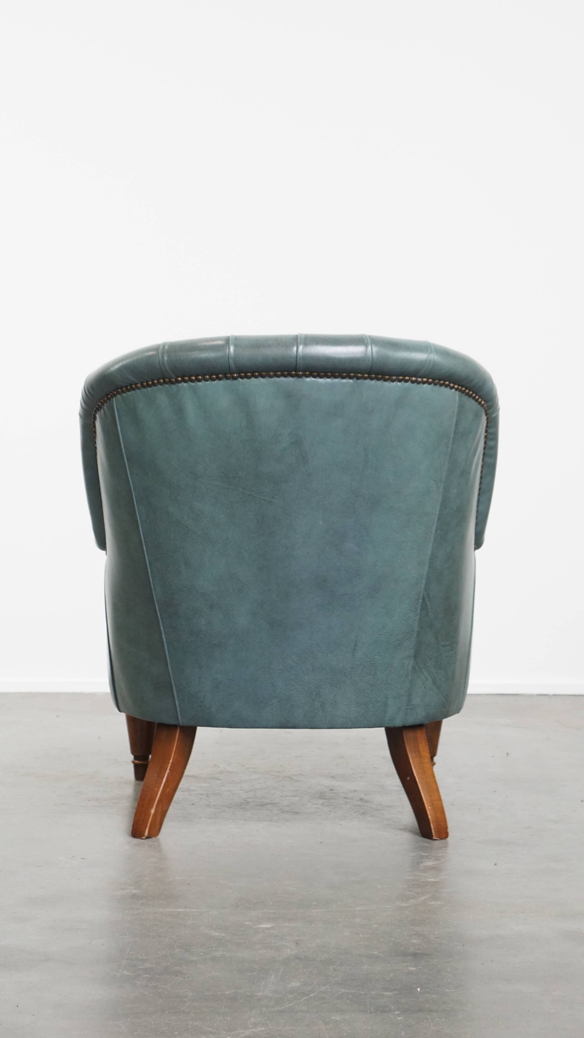 Fauteuil Chesterfield bleu en cuir de vachette de style anglais