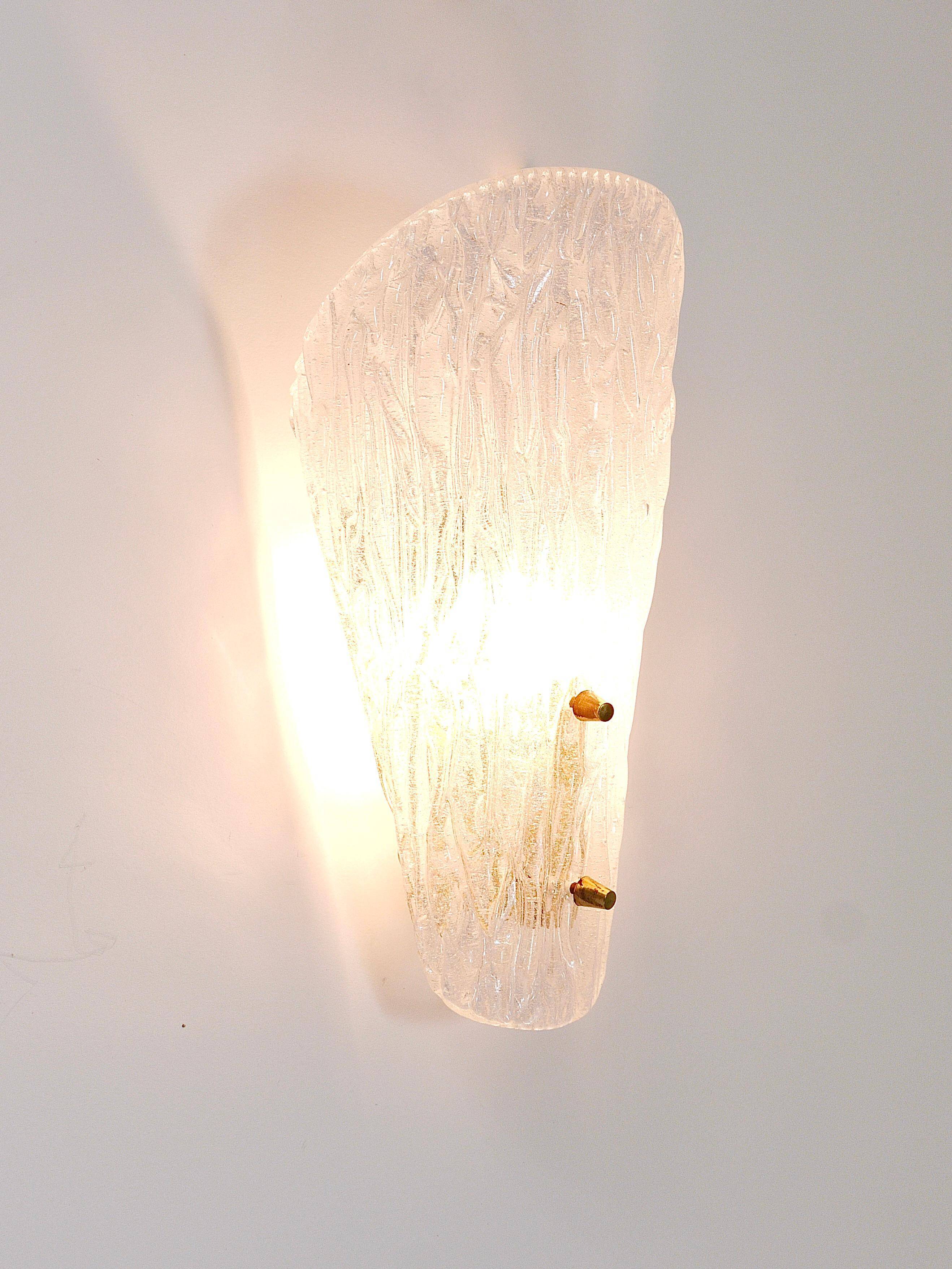 A mid-century Kalmar wall lamp in brass and textured glass, Austria, 1950s.