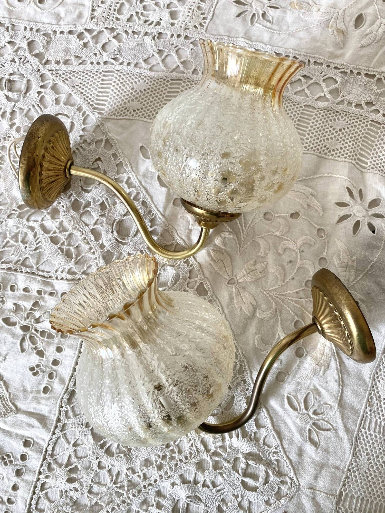 Pair of retro wall lights in glass and gold metal