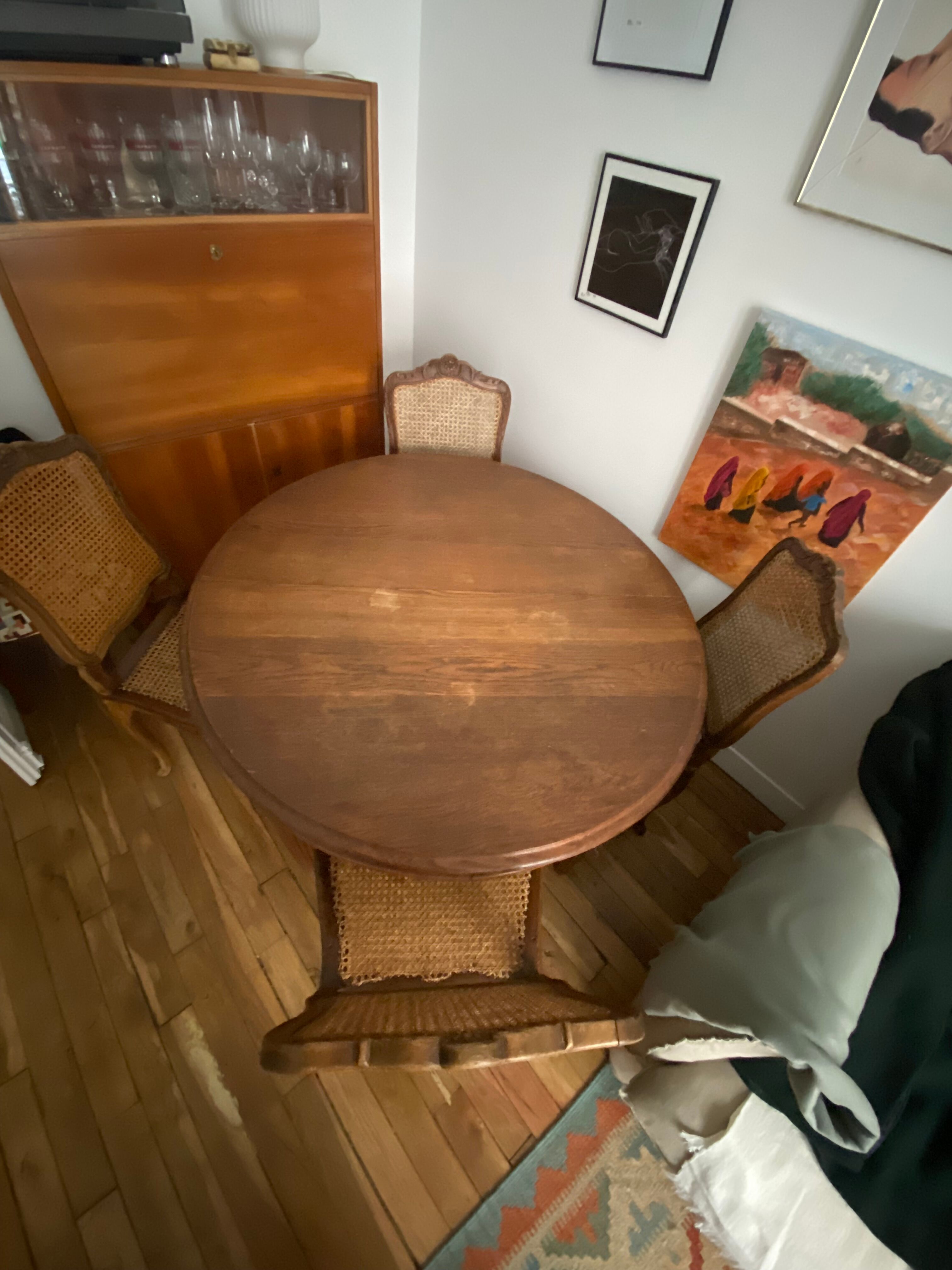 Round dining table - extendable