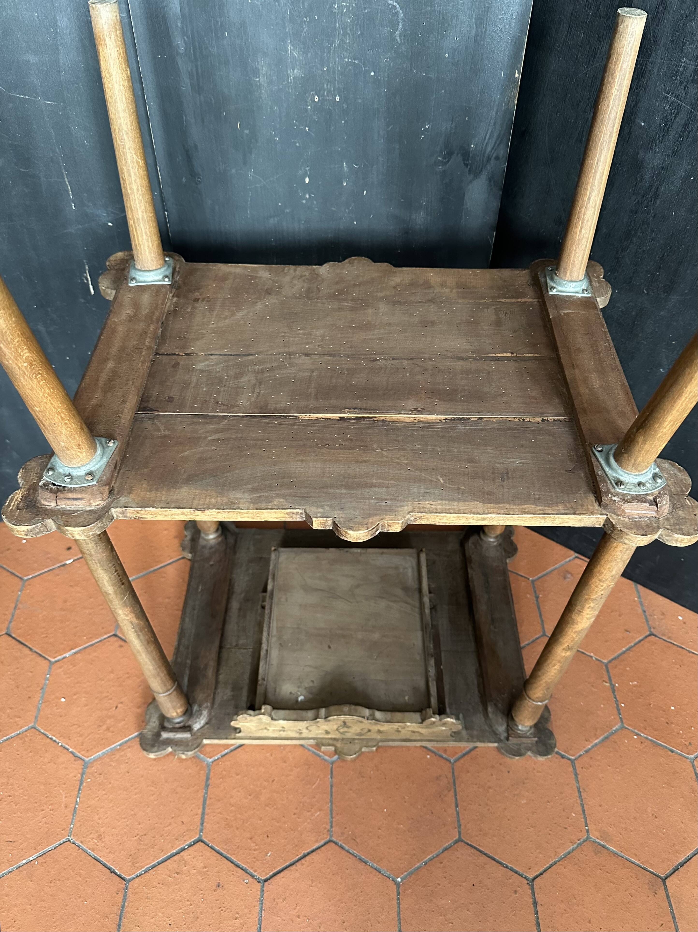 Table d’appoint Art nouveau en bois gravé avec tiroir, vers 1900