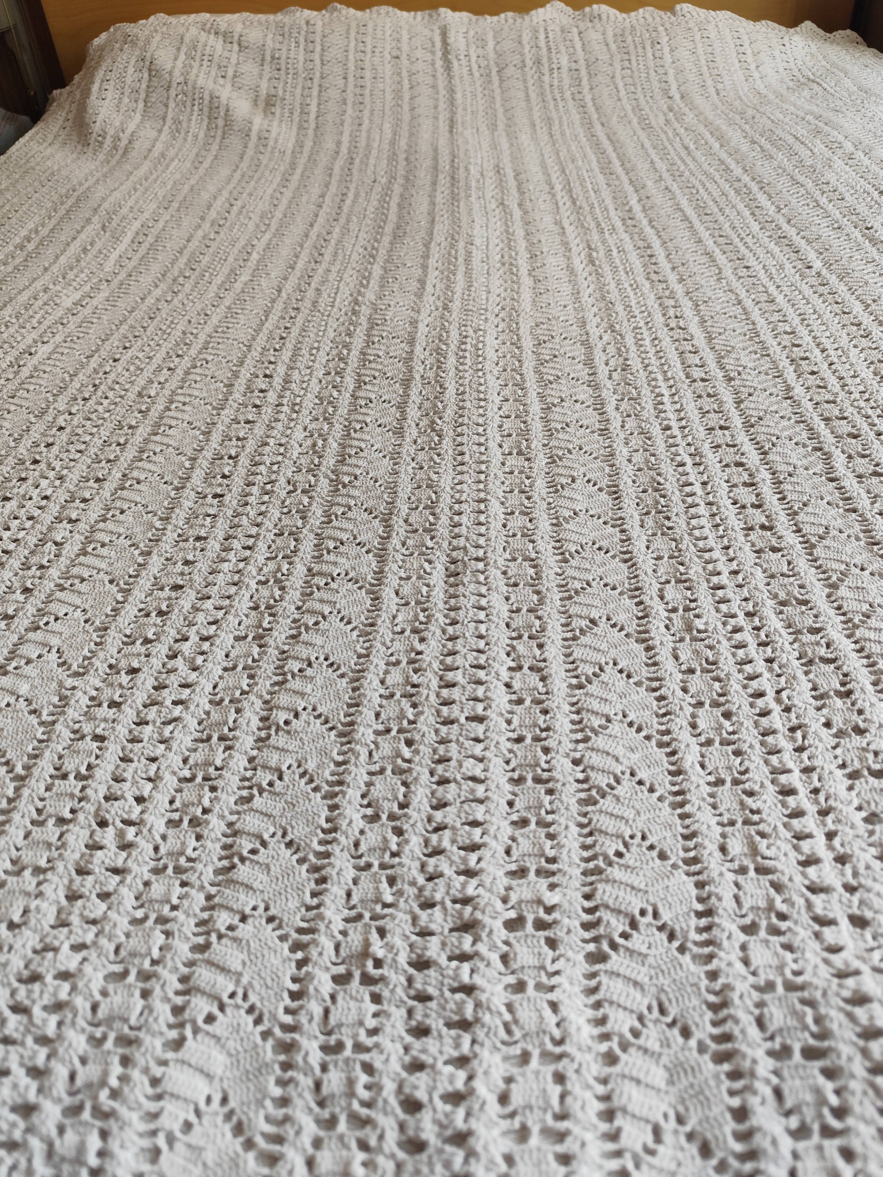 White cotton bedspread - throw with geometric chevron pattern