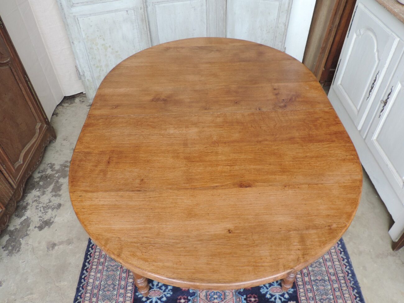 Oval oak six-legged table