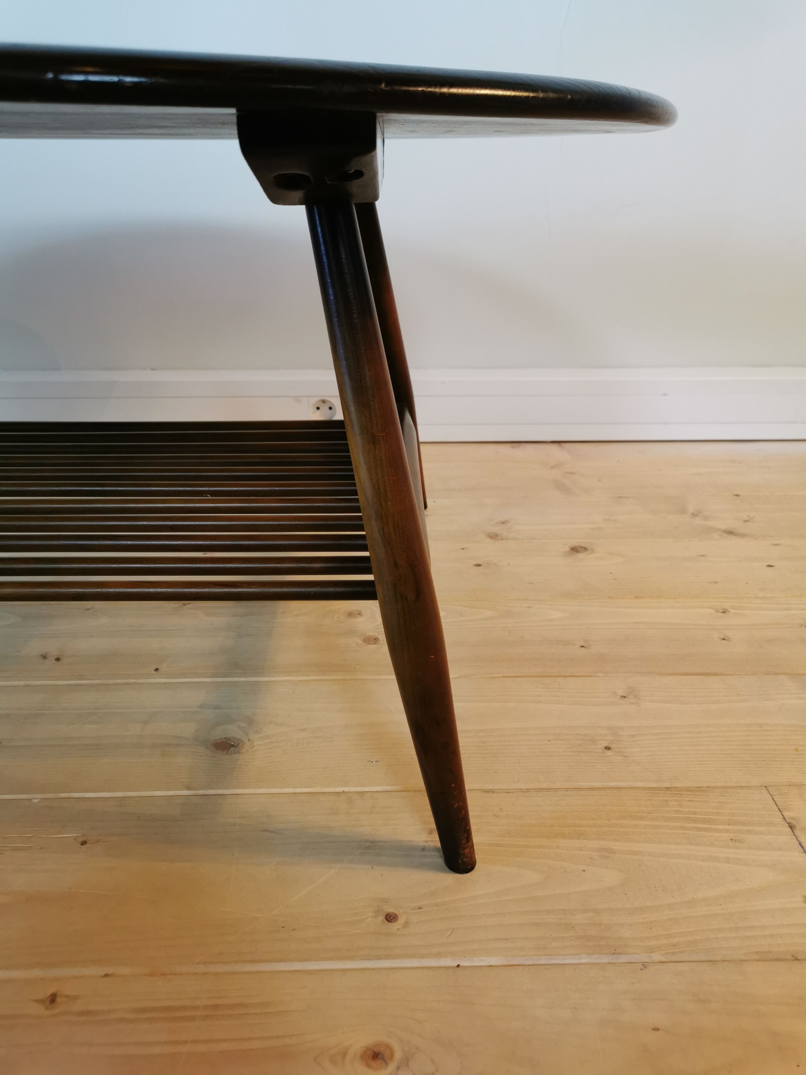 Table basse en frêne par Lucian Ercolani dans les années 60