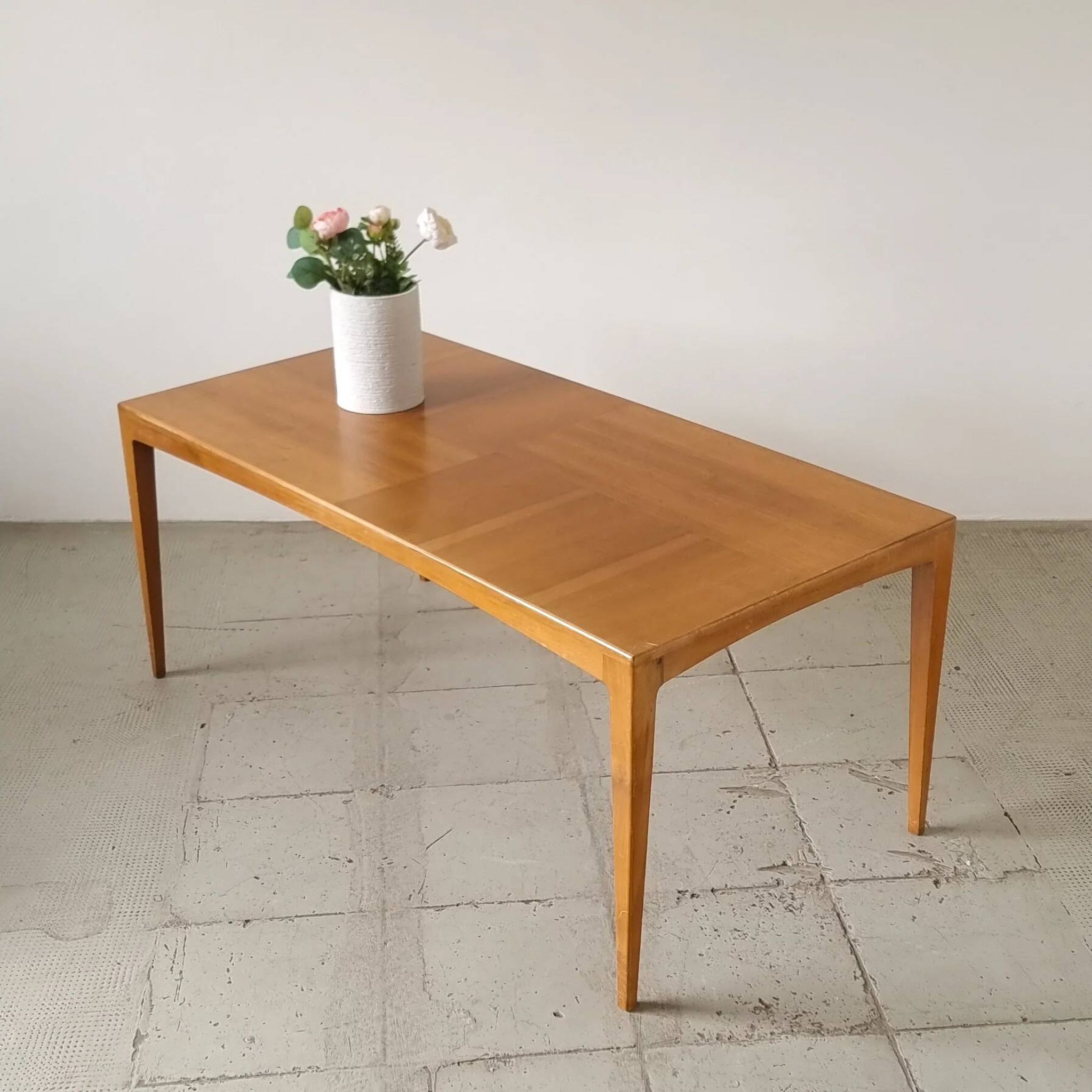 Table basse minimaliste mid-century