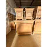 Ensemble italien des années 1990 en bois naturel non peint composé d'une commode et de deux tables de chevet