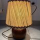 lampe à poser pied boule bois et abat jour vintage