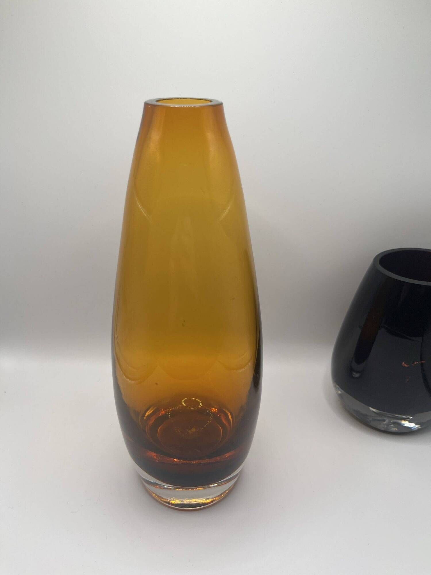 Vase scandinave ovoïde en verre ambré vers 1960