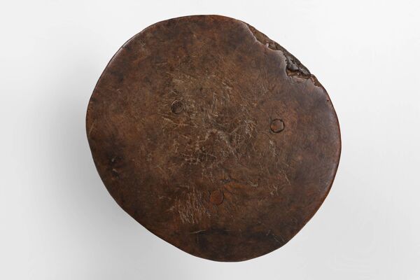 Tabouret tripode rustique et sculptural en chêne, France vers 1850