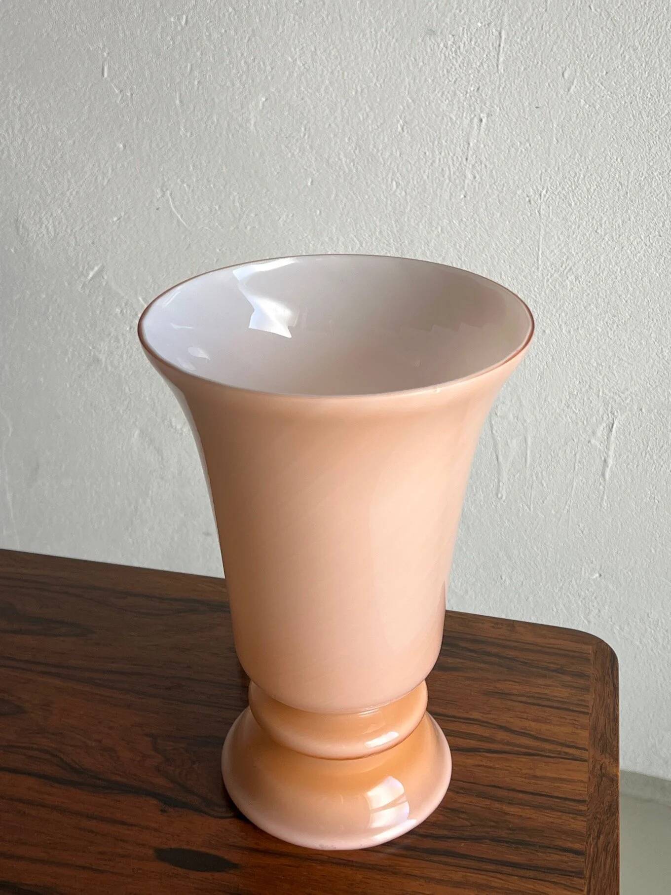 Lampe de table en verre opalin couleur chair | Suède | Années 1960