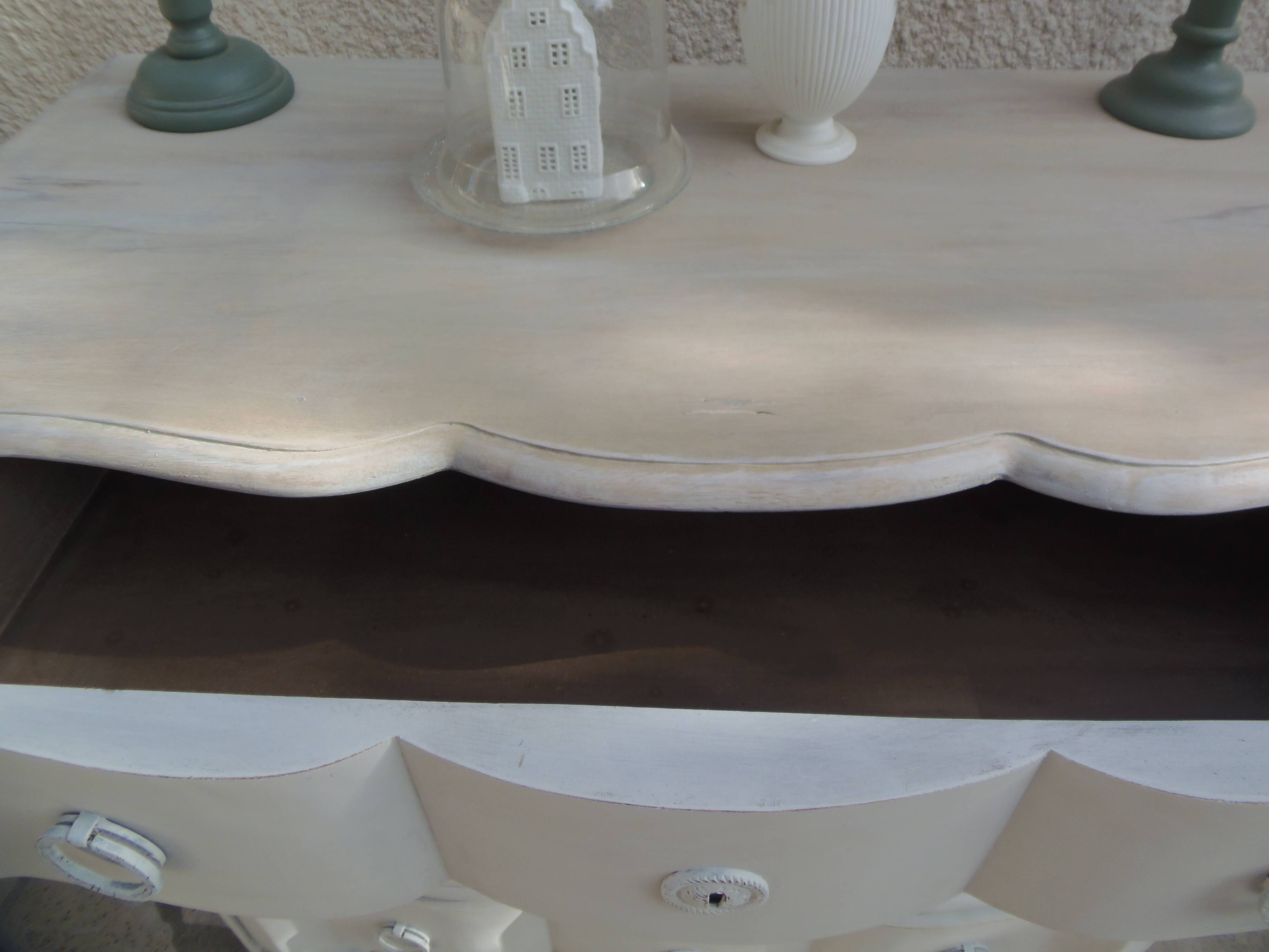 Commode arbalète de belle facture sublimée en gris perle, plateau blanchi.