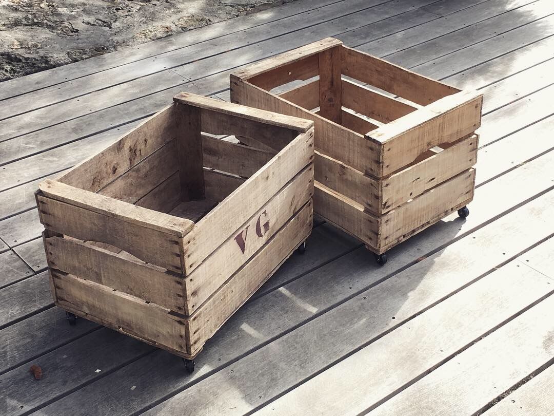 Apples wooden rolling box