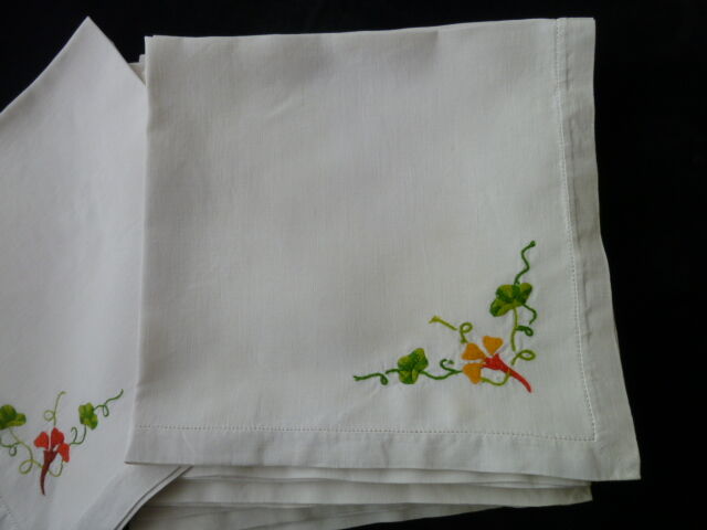 Set of 6 napkins in white linen embroidery in an angle