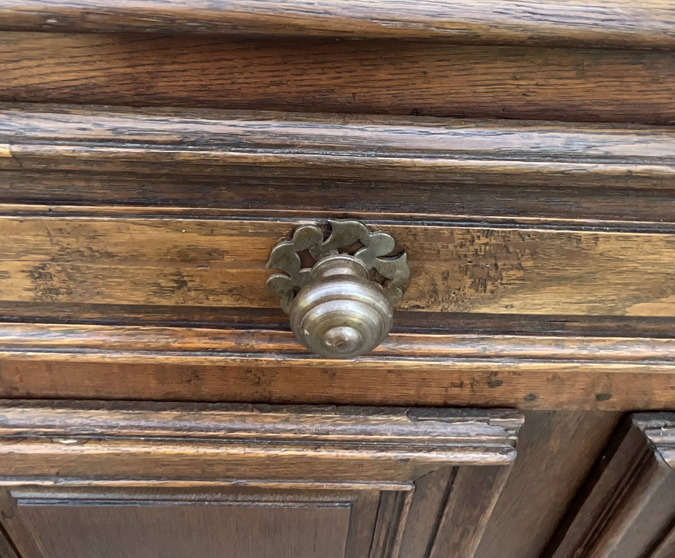 Country-style sideboard in solid oak – 18th century