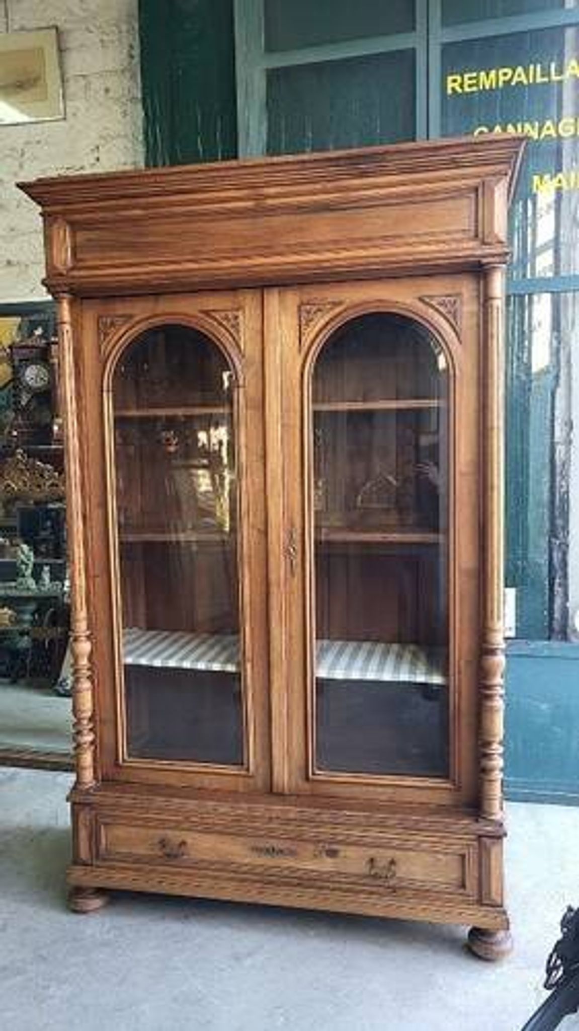 Display cabinet with 2 doors in walnut with bevelled glass from the 19th century.