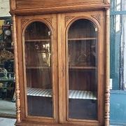 Display cabinet with 2 doors in walnut with bevelled glass from the 19th century.