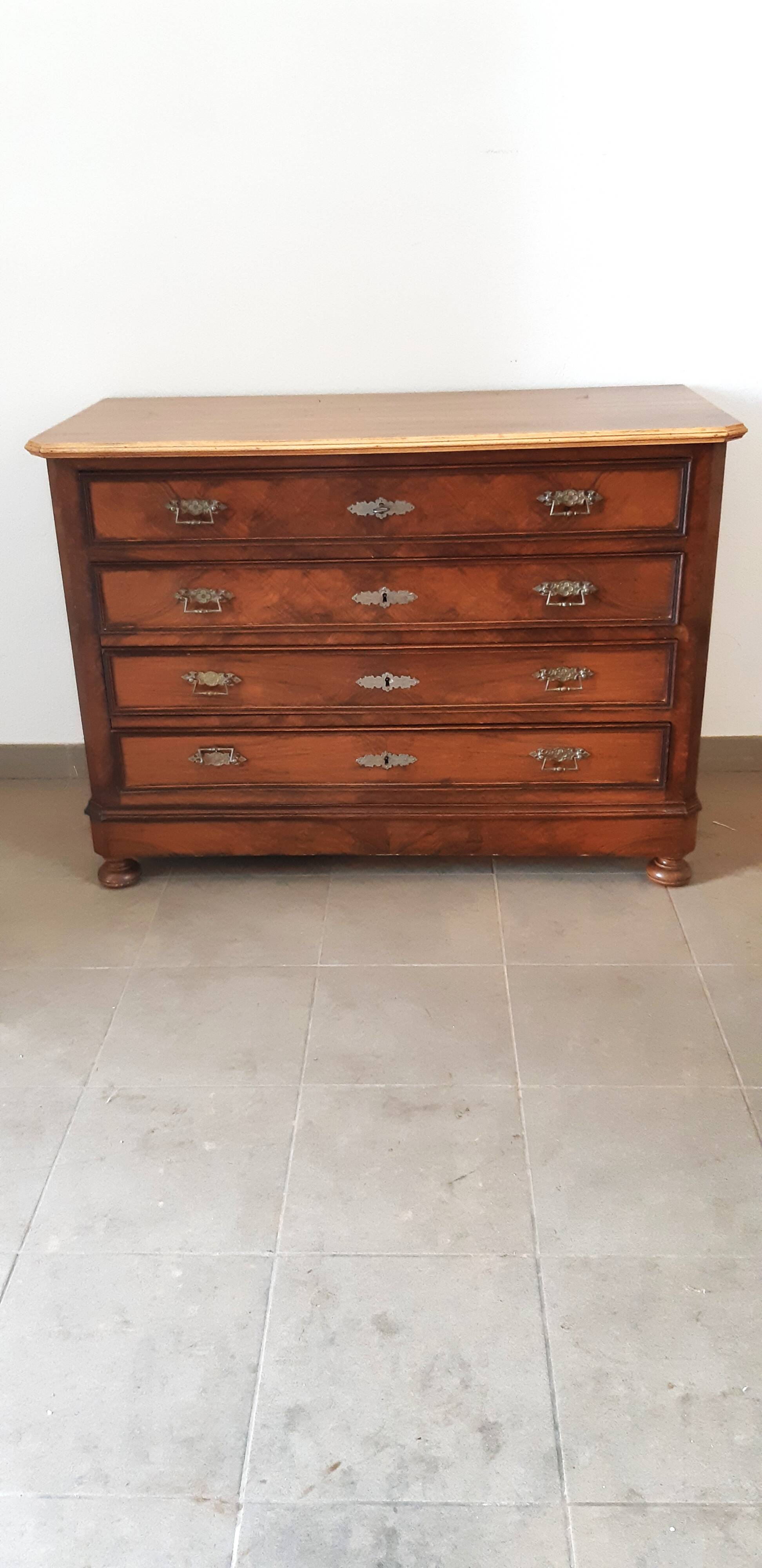 1900 chest of drawers with canted sides, walnut and period walnut veneer, restored