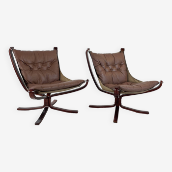 Paire de chaises Falcon à dossier bas vintage en cuir marron clair conçues par Sigurd Resell
