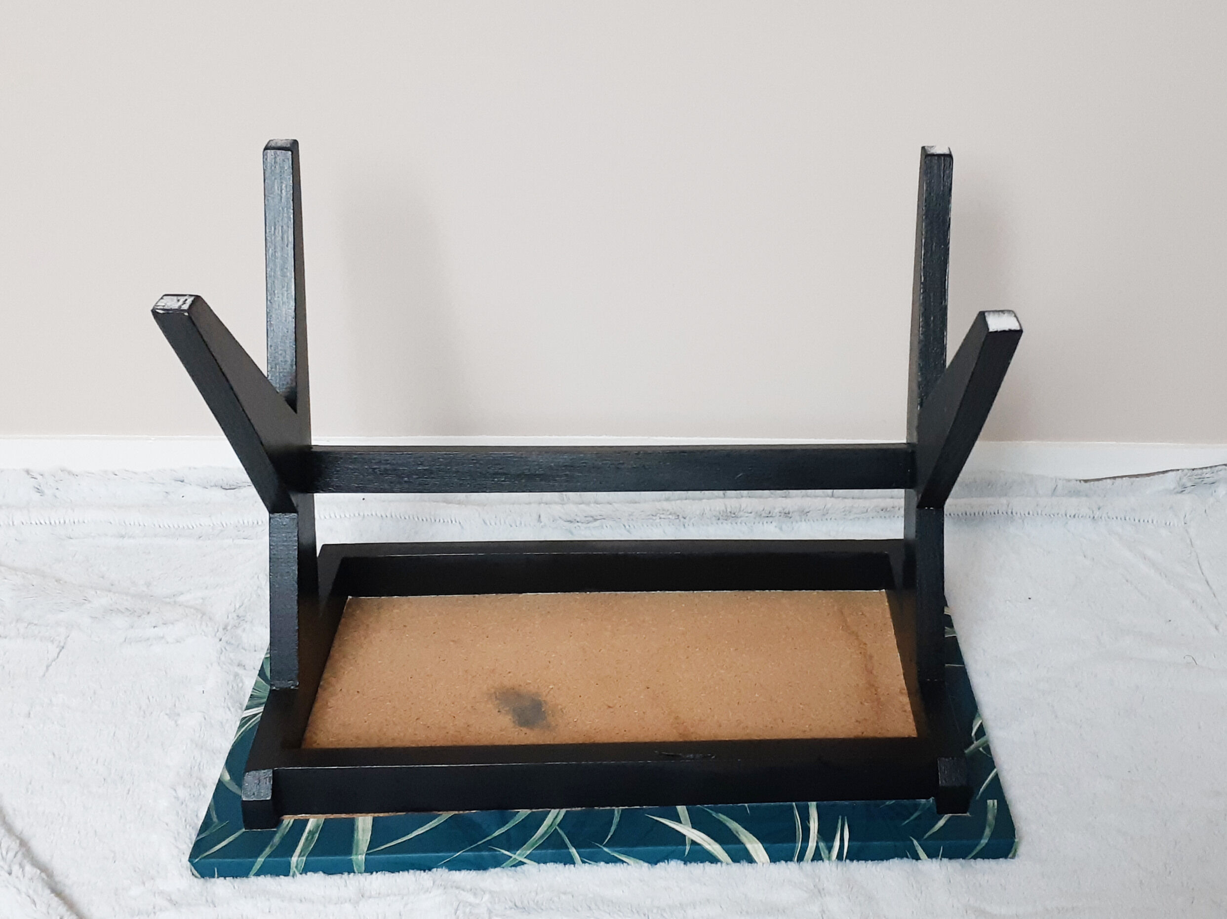 Low table feet compass