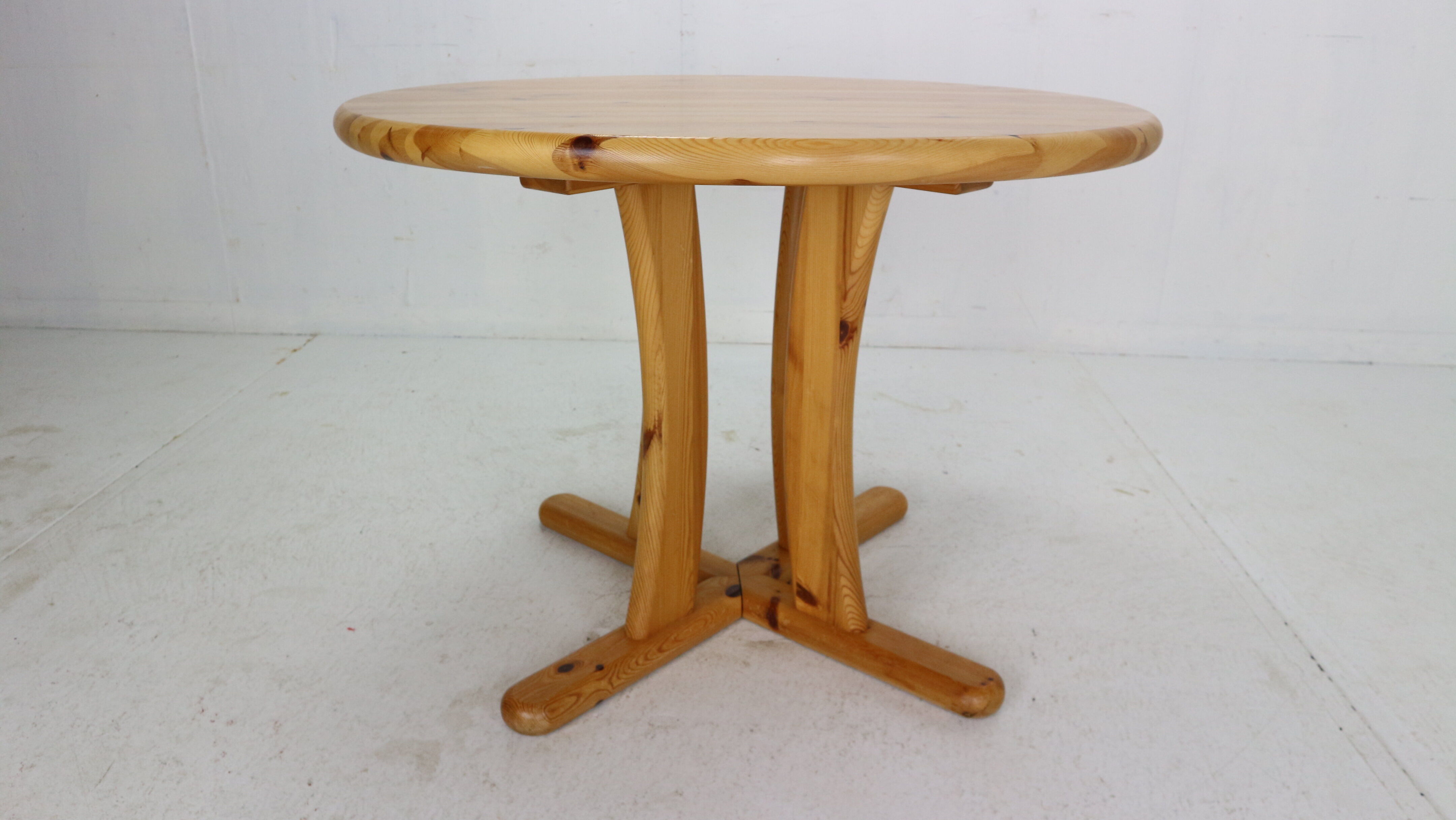 Round Solid Pinewood Dinning Table, 1970's Denmark