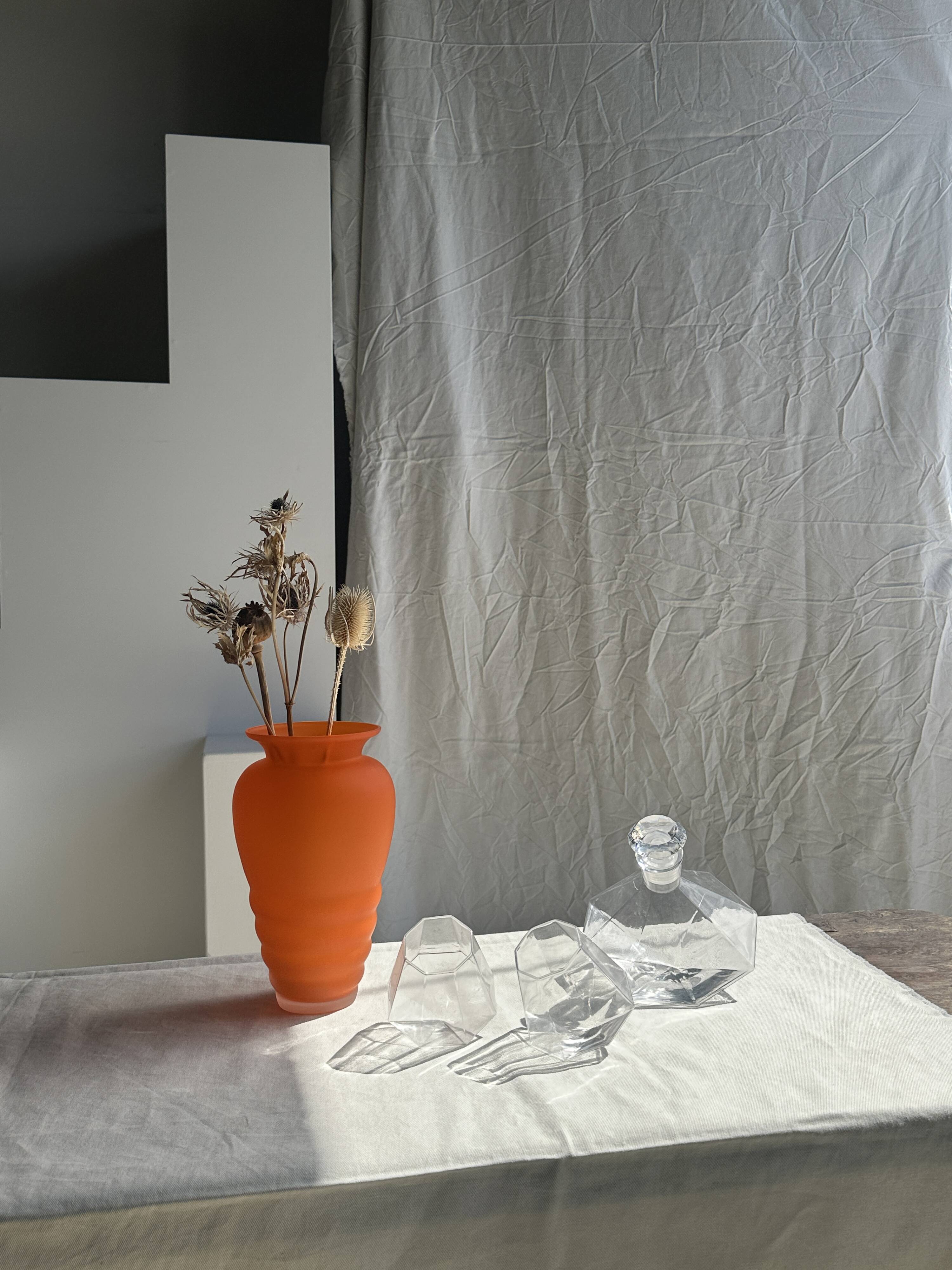 Small geometric carafe with diamond-shaped stopper and its 4 glasses