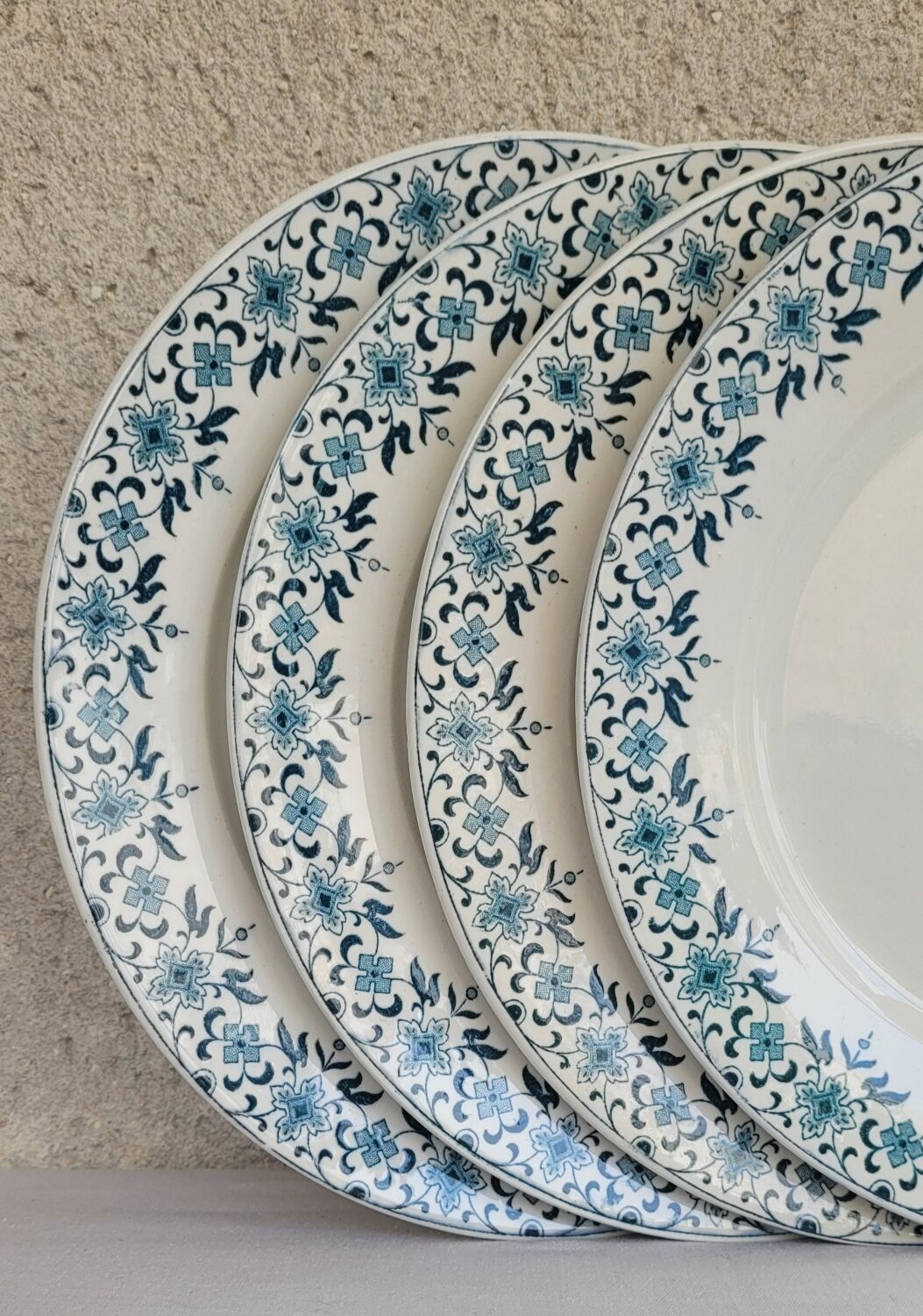 Set of 4 flat plates model Lucie u&c Sarreguemines Digoin white and blue floral border